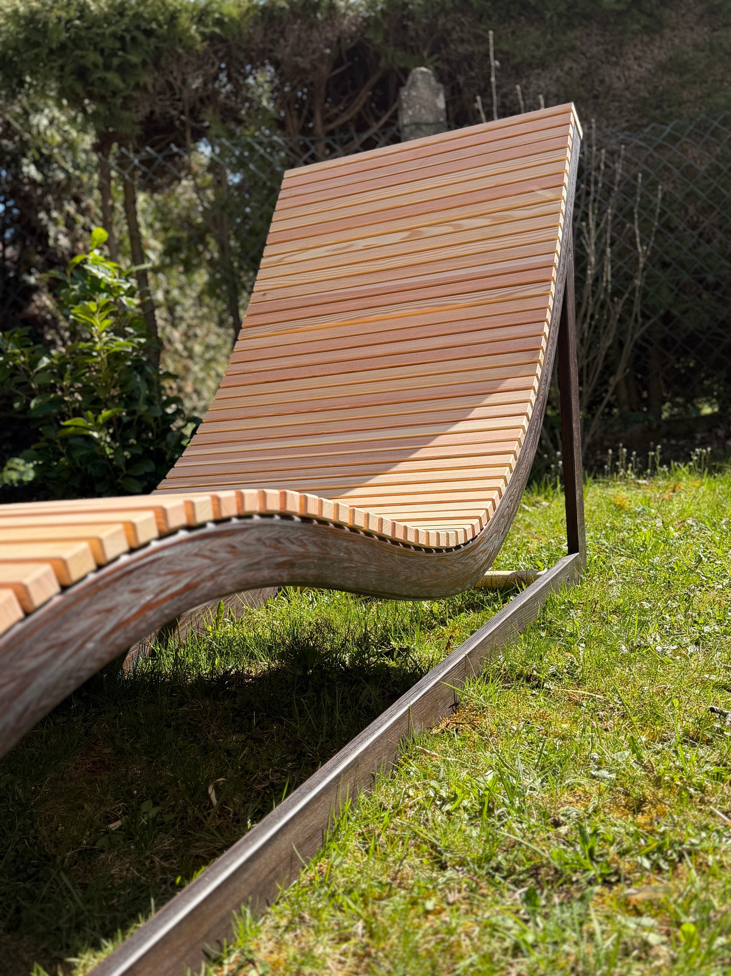 Ergonomische Designliege aus Holz (Lärche)
